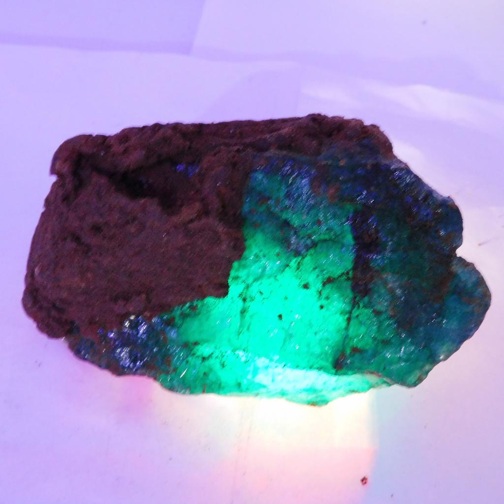 Natural Green Emerald 1010.9ct Rough Certified Loose Gemstone