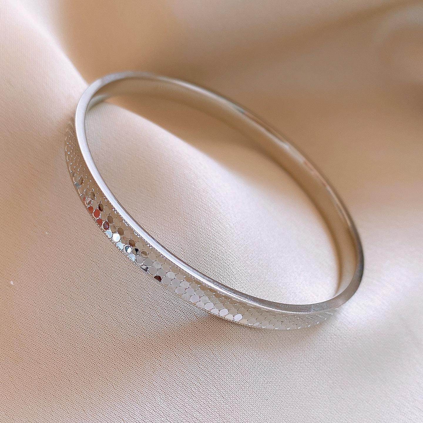 

European and American round fish scale concave bracelet versatile bracelet jewelry design sense niche