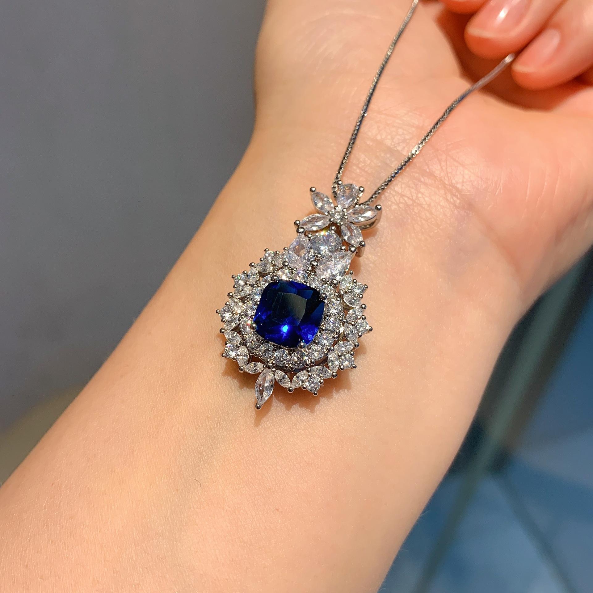 

Ювелирный набор с имитацией синей шпинели, делюкс, инкрустированный, кулон 9 * 9 * серьги 6 * 8