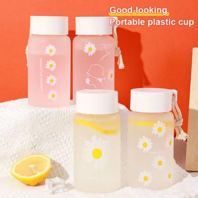 Botella de agua de plástico transparente con diseño de margaritas pequeñas, 550 ml/18,6 oz, creativa, esmerilada, con cuerda portátil, para viaje