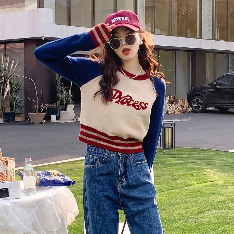 

Жіночий короткий трикотажний пуловер з колор-блоком та літерним принтом S