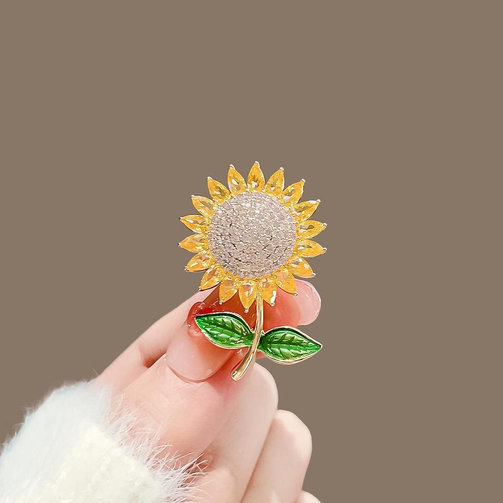 Sunward Growth Sunflower Brooch: Elegant Women's Corsage Pin for College Entrance Suits