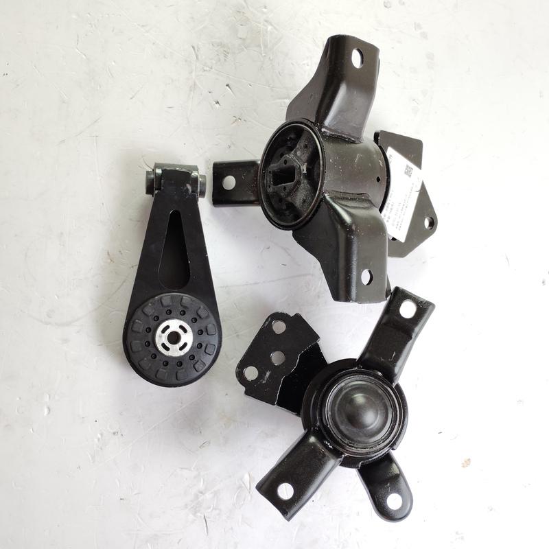 Auto Parts Engine Mount Engine Bracket Support Set For Zotye T600 2.0T 2015