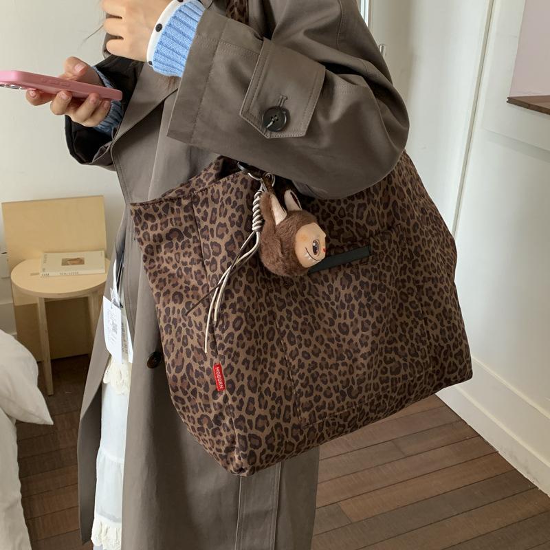 Large-capacity bag women's autumn and winter 2025 new versatile simple shoulder large bag leisure college students class tote bag