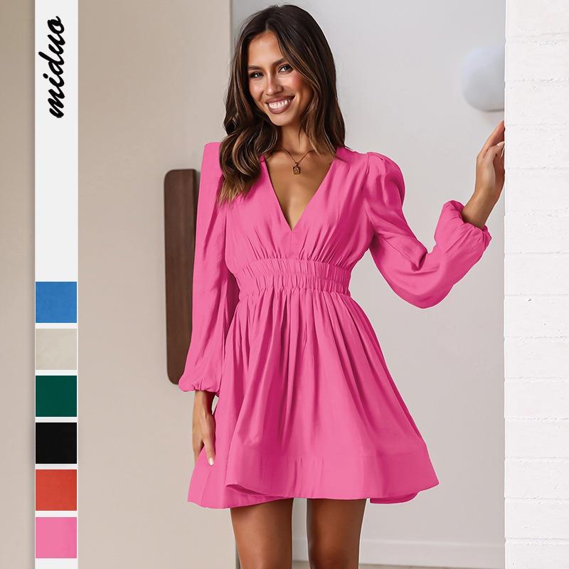 

Женское платье с V-образным вырезом, плиссированная юбка средней длины с баской.