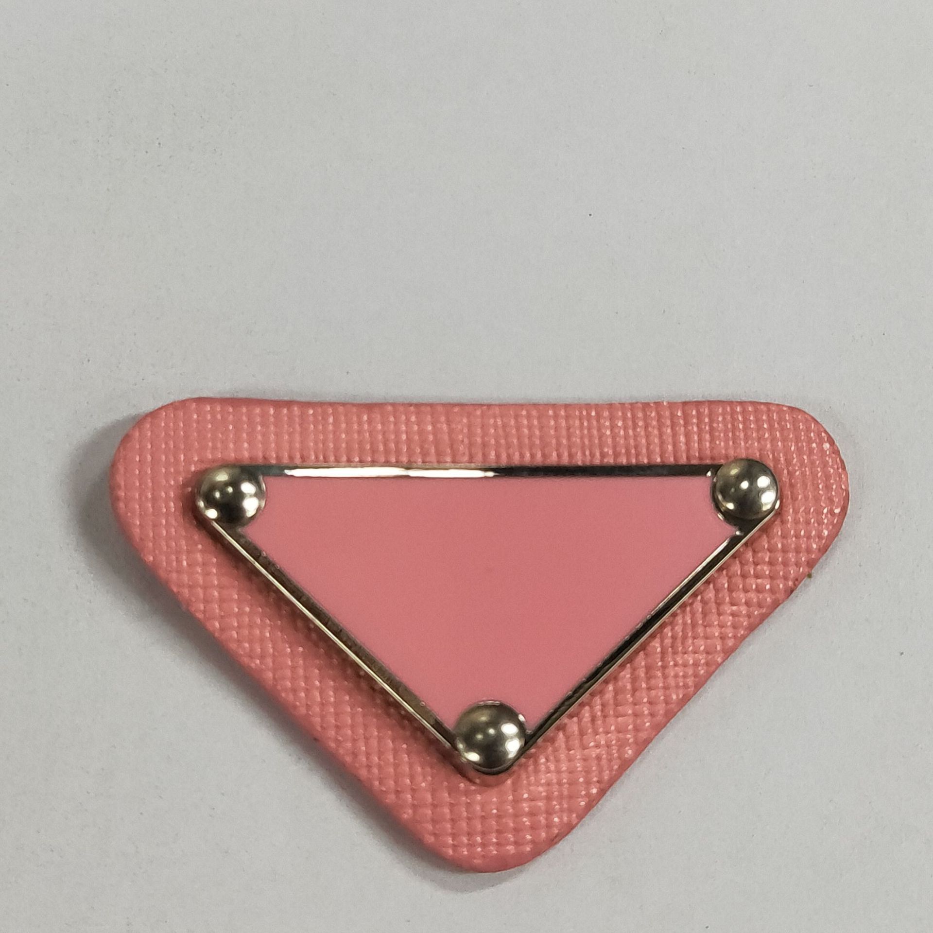 

1 шт. нашивки-наклейки брендовые треугольные пришивные нашивки DIY вышивка логотип бренда нашивка с пайетками значок шляпа пакет нашивки для одежды розовый