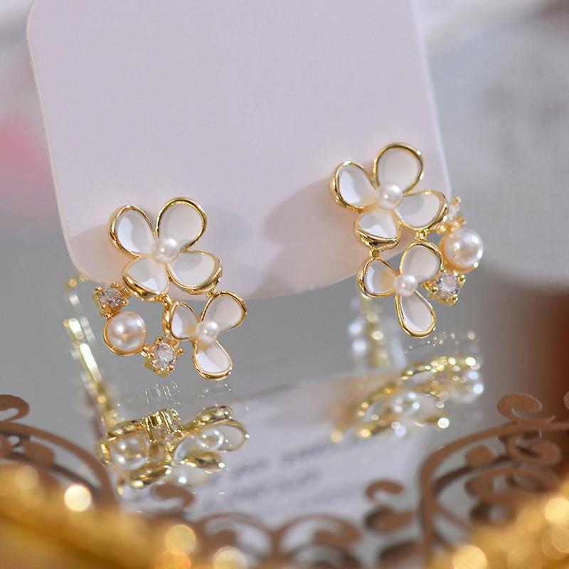 Factory Direct Supply of Flower Imitation Pearl Stud Earrings, Gentle Temperament Copper-plated Imitation Gold Earrings, Fresh and Versatile Earrings