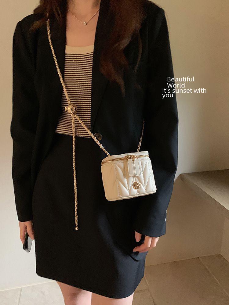 Camellia Diamond Chain Messenger Bag - Versatile, Trendy, and Casual Shoulder Bag