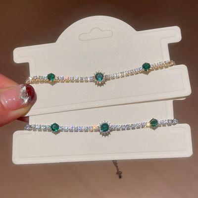 Elegantes Zirkonia-Blumenarmband: Pendelarmreif mit einem hochwertigen, modischen Design