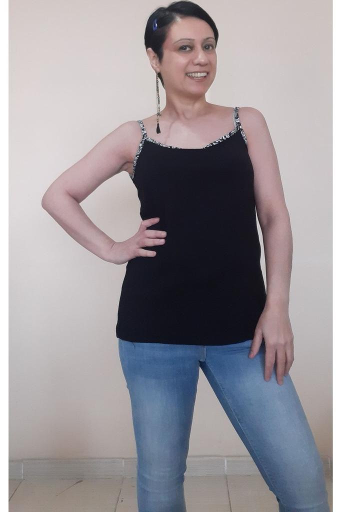 Damen Style Übergröße T-Shirt Schwarz Gekämmte Baumwolle Viskose T-Shirt Mit Floralem Paspeldetail Und Spaghetti-Träger