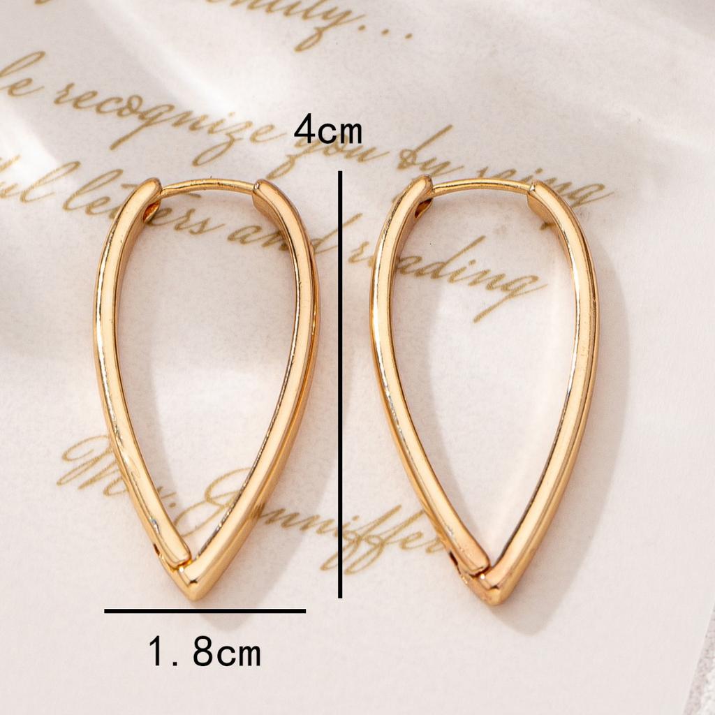 A pair of new simple irregular ear buckles, simple and versatile, cold wind earrings