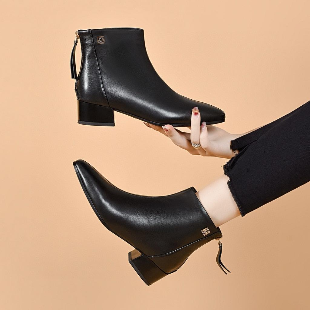 Pointed short boots women's autumn and winter new simple temperament light version rear zipper small leather boots