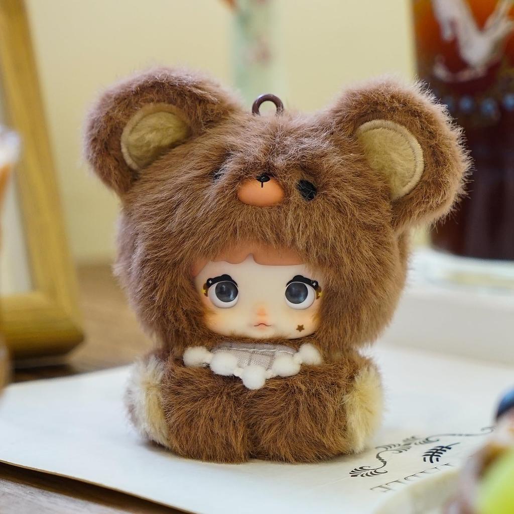 TOP TOY x Nommi Baby Tan Serie Plüschanhänger Blindplastik Premium Weichvinyl Geburtstagsfiguren Mitgebsel (1 Stück) Gachapon, Box, Figur, Modell, Spielzeug,