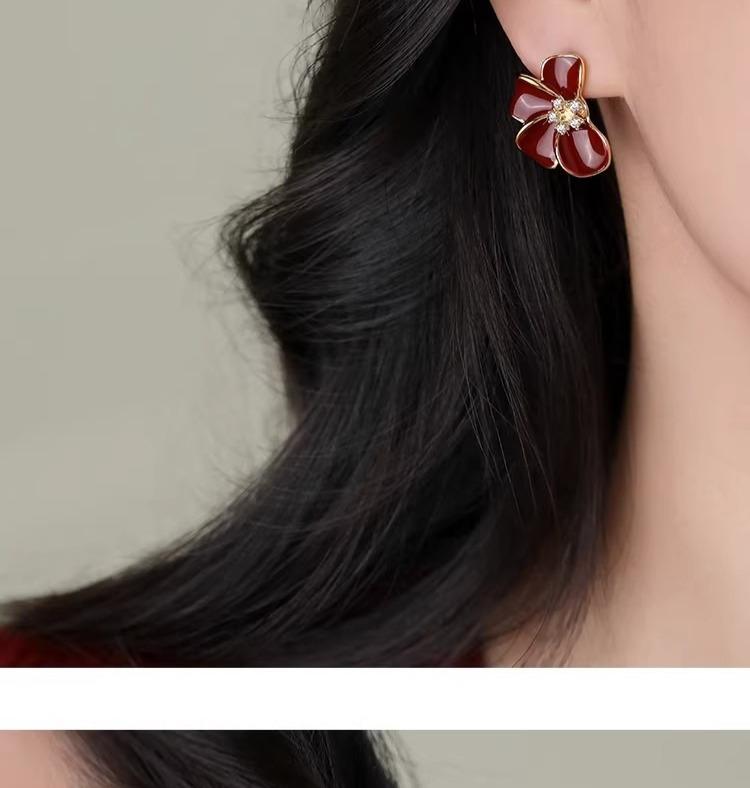 French retro red enamel lucky grass earrings with a feminine and high-end feel, age reducing earrings 925 silver needles