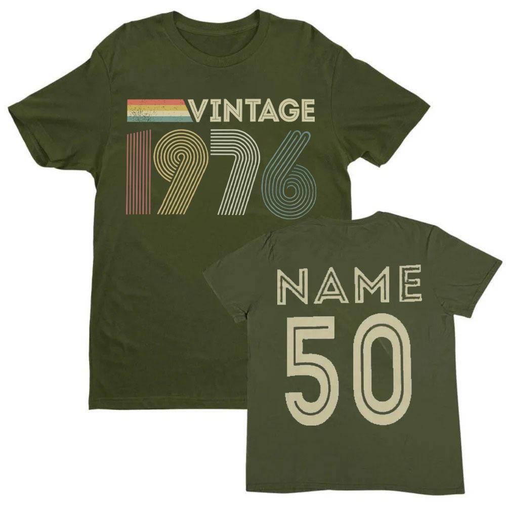 Koszulka na 50. urodziny z 1976 roku z personalizacją na 2026 rok. Pomysł na prezent z własnym imieniem. Letnie, oddychające koszulki. Nostalgia, retro.