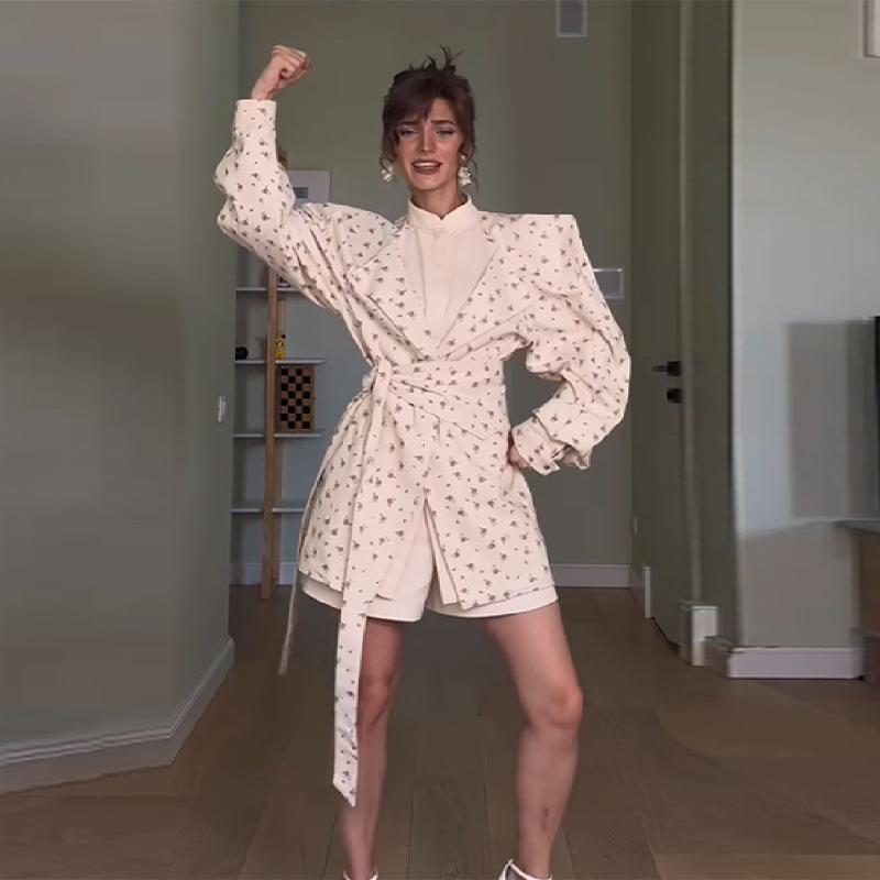 

2025 Autumn Women s Printed Stand-up Collar Tie Waist Faux Two-piece Long-sleeve Jacket Small