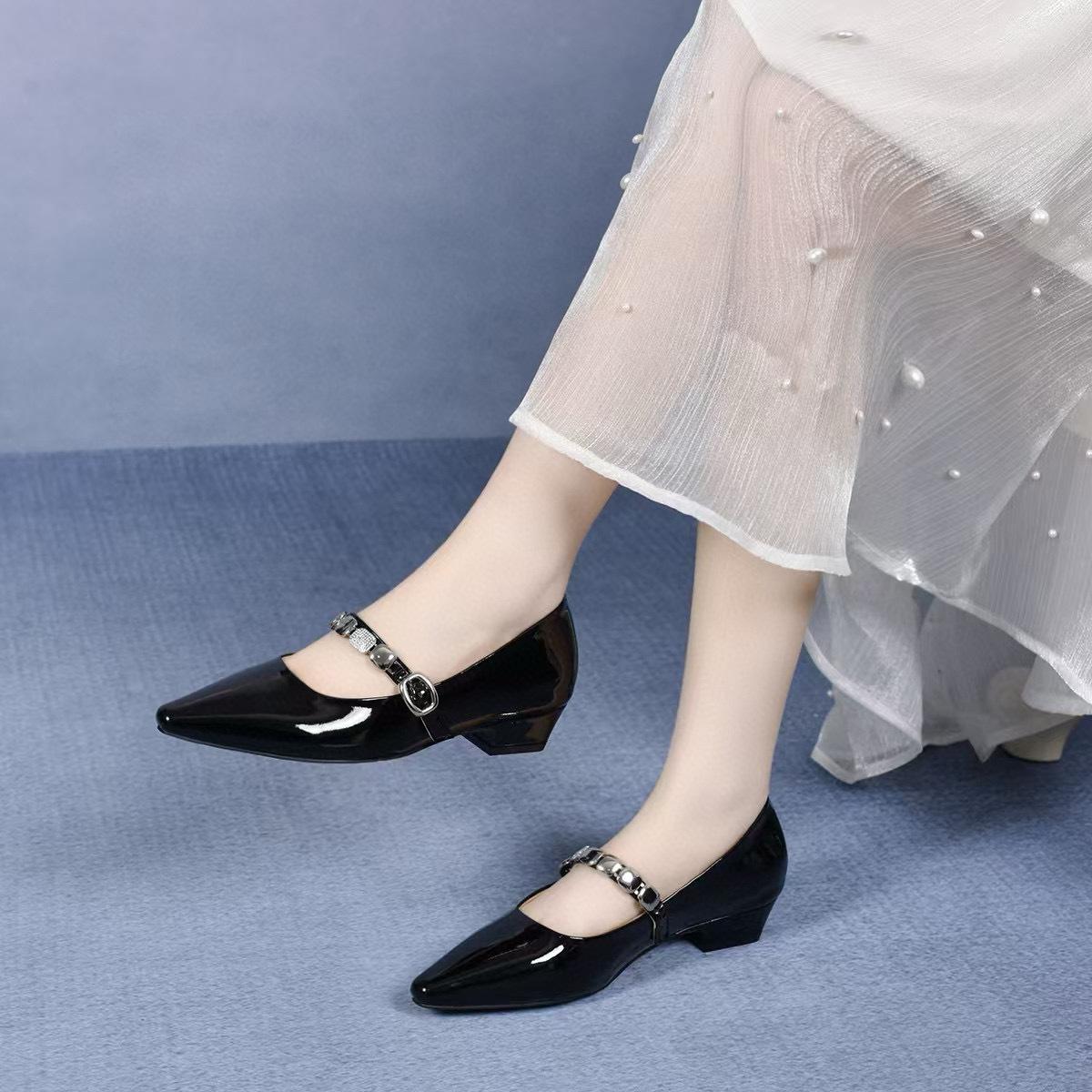 

Pointed Mary Jane shoes women s 2025 spring new one-word buckle rhinestone fairy shoes shallow mouth simple temperament flat shoes 35 чёрный