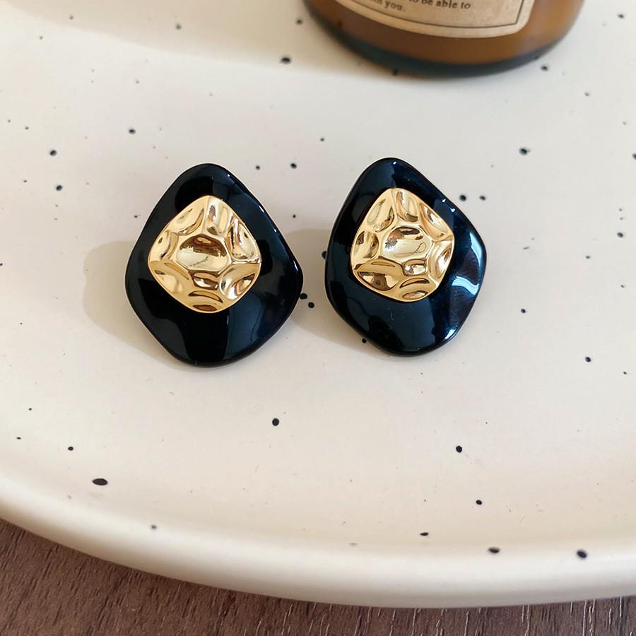 Geometrische Plissee-Ohrringe mit Glasperlen der Black Series: Elegante silberne Ohrstecker mit einem luxuriösen und vielseitigen Design.