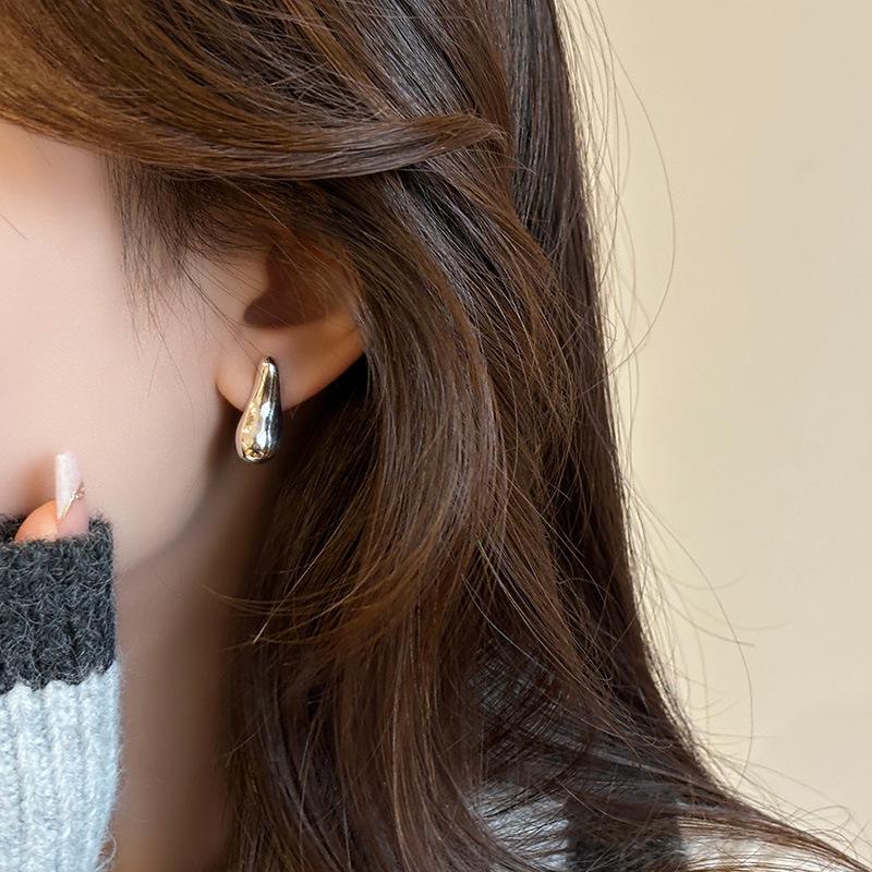 Simple smooth water drop stud earrings for women's daily versatile fashionable commuting thin earrings for girlfriend's Valentine's Day gift