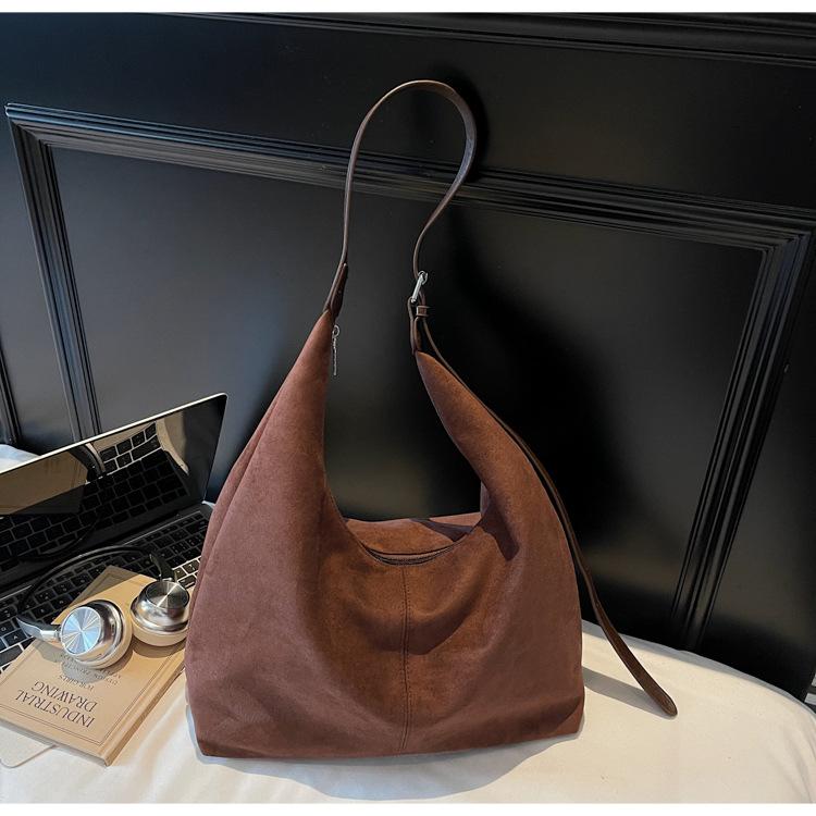 

Simple retro bag women s large capacity 2025 new shoulder bag college student class bag commuter tote bag темно-коричневого