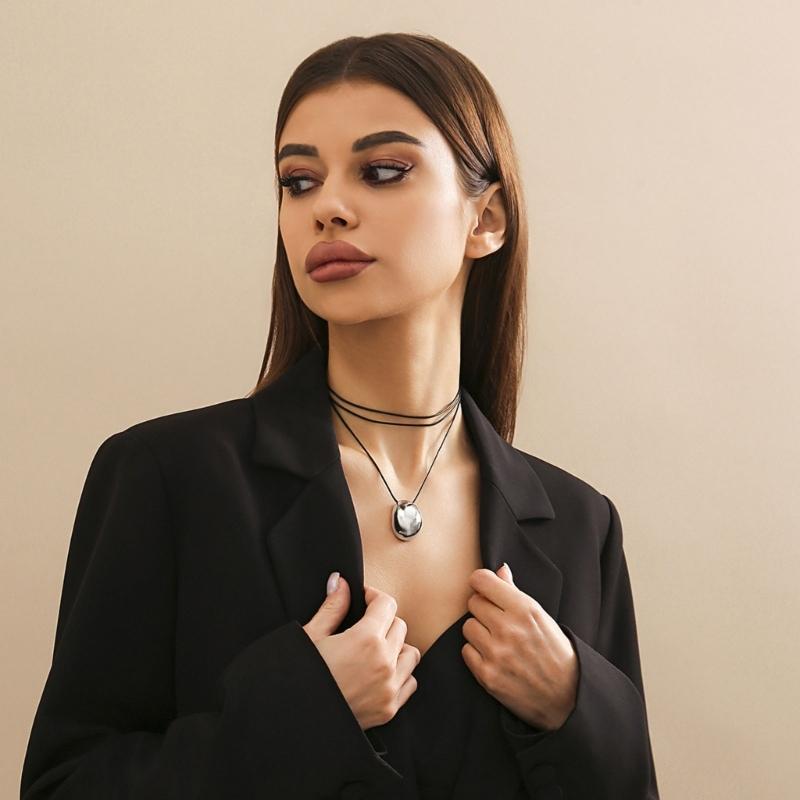 Modekedja för tröja i metall med geometriskt knut-hänge Stilfullt långt halsband Chokerkedjor Prydnad för kvinnor flickor