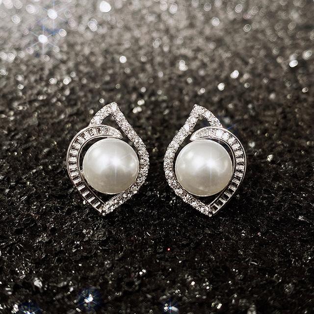 

Новые индивидуальные серьги-гвоздики в форме глаз с имитацией жемчуга для женщин с кристаллом Cz, элегантные аксессуары, модные украшения