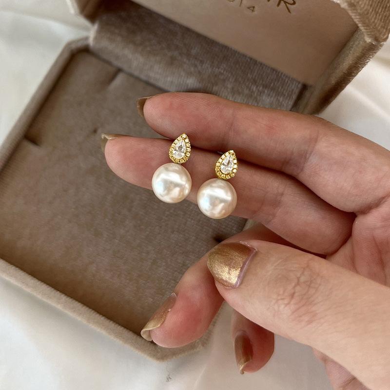 

Серьги-капли с бриллиантами, жемчугом, проходящие через тело циркония, легкая роскошь, серьги с ощущением зрелости, серьги с нежным темпераментом, деликатные