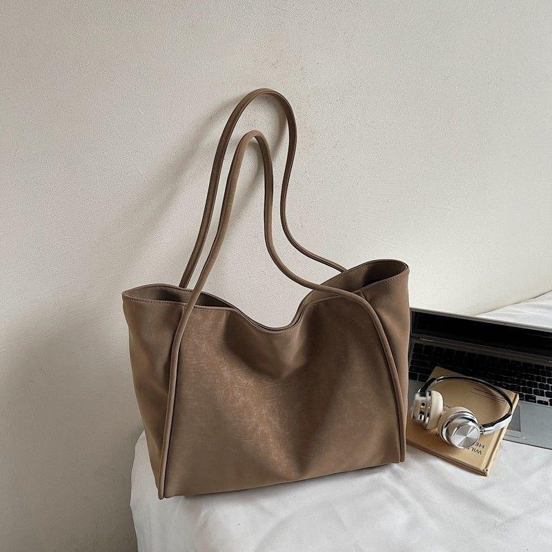 

Niche design suede large-capacity bag women s fashion light luxury commuter versatile single shoulder new bag коричневий
