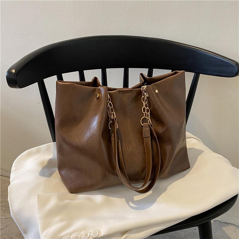 

Autumn and winter new large-capacity tote bag women s bag 2025 trendy Korean version texture student class bag shoulder handbag bag коричневий