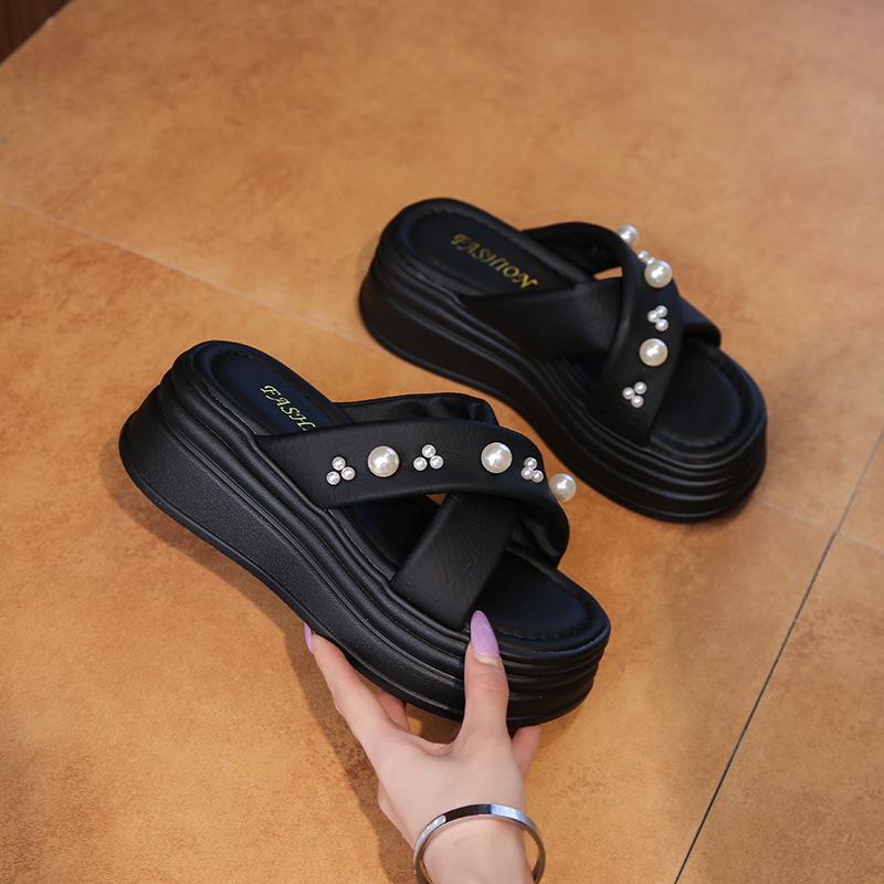 

Крутые шлепанцы на толстой подошве женские 2025 новые летние с дизайном из жемчуга, ощущение, подходящие к юбке, шлепанцы с перекрестными ремешками и одним ремешком женские 40 чёрный