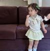 Mädchen-Outfit im koreanischen Stil: Kurzarm-T-Shirt mit Fliege und gepunktetem Skort - Stilvolle Sommer-Freizeitkleidung
