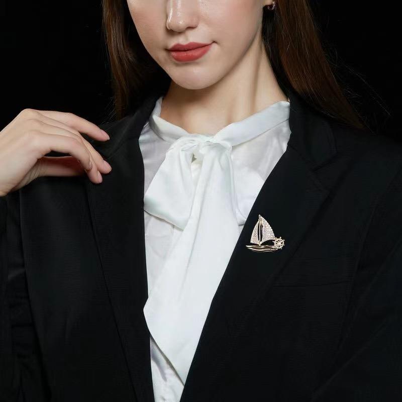 Exquisite Small Sailboat Brooch Pins for Women Men Unisex Rhineston Zircon Lapel Pins Successful Badge Party Suit Jewelry Gifts