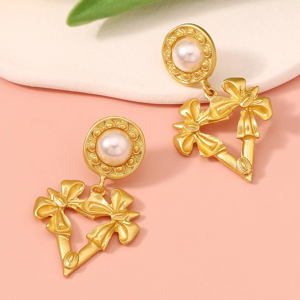 High-end, Light Luxury, Niche, Retro Fashion Trend, Retro Pearl Geometric Earrings, Stud Earrings and Other Accessories