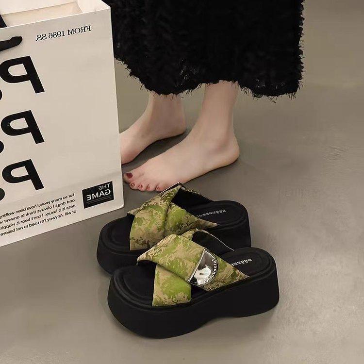 

Гуофэн новые китайские тапочки на толстой подошве с увеличением роста для женской летней уличной носки 2025 новые тапочки-перекрестки интернет-знаменитость популярные сандалии 40
