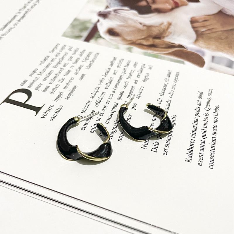 

Корейские французские нерегулярные спиральные кремово-белые серьги женские S925 серебряные игольчатые нишевые дизайнерские высококачественные простые серьги