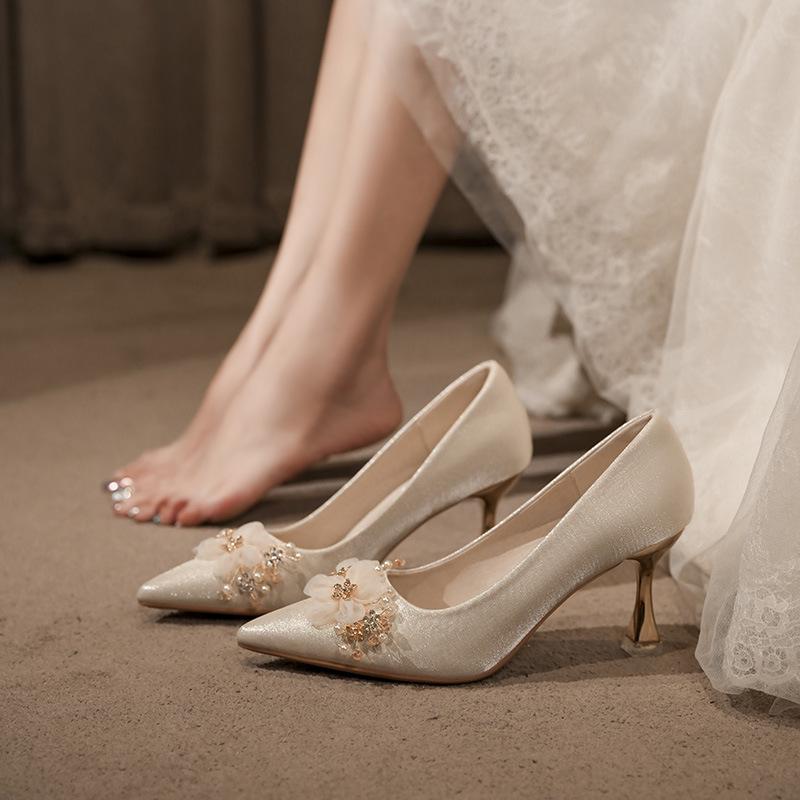 2025 Μεταξωτά Φλοράλ Στιλέτο Νυφικά Παπούτσια: Γόβες Γάμου με Μυτερή Μύτη για Νύφες