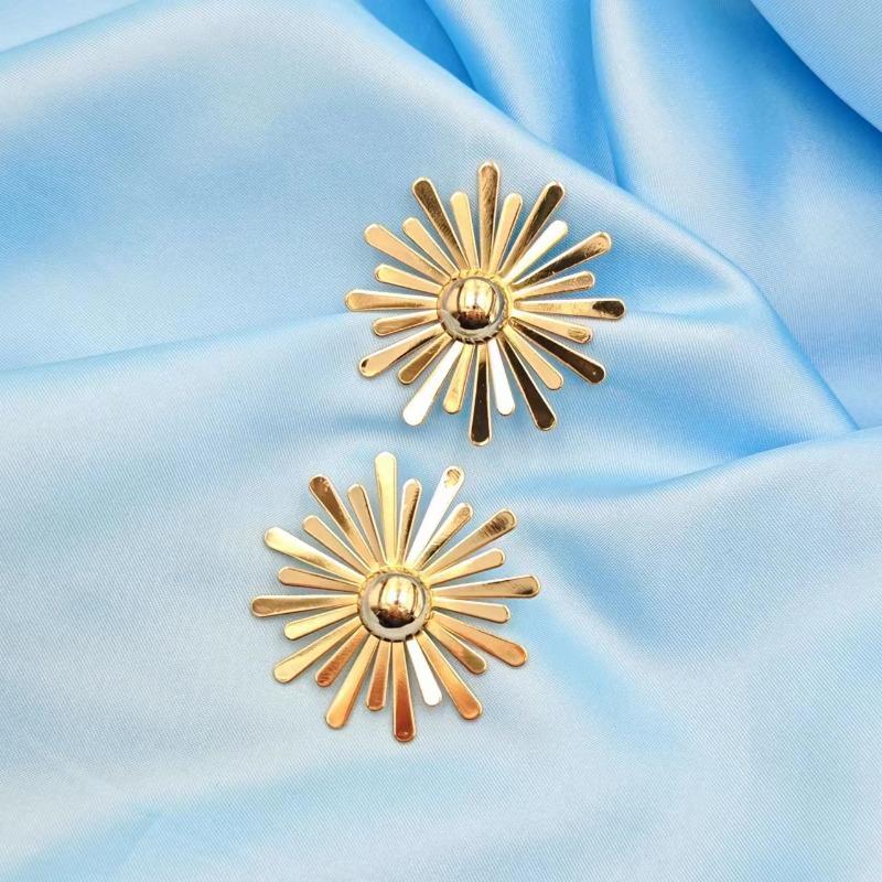 Polished Daisy Stud Earrings for Women Sophisticated Unique Versatile European Style Luxury Look Jewelry
