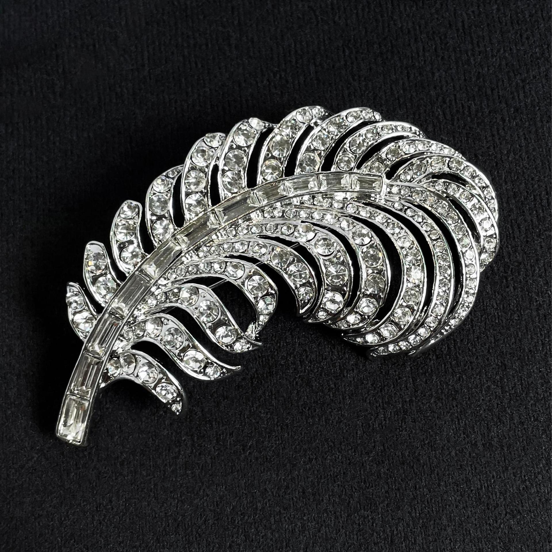 

Тяжелая промышленность Перо Брошь Высокого Класса Женская Роскошь Элегантный Кристалл Брошь Нишевый Дизайн Булавка Костюм Аксессуары