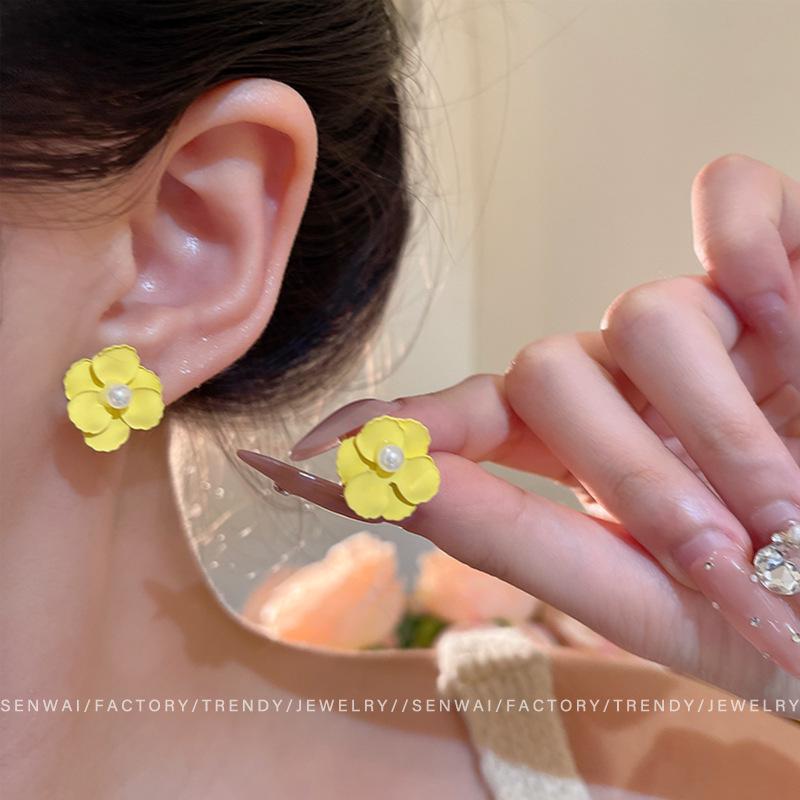 Orecchini Estivi di Fiori Dolci: Versatili Borchie di Alta Gamma con Ago in Argento 925