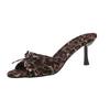 Hausschuhe Sommer Damenschuhe Schleife ein Wort mit offenen Zehen Hausschuhe leer Leopardenmuster hoher Absatz vielseitig cool Hausschuhe