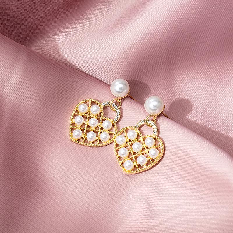 Light Luxury Simple Pearl Earrings Women'S Metal Smooth Pearl Geometric Star Love Ear Jewelry Of The Same Style