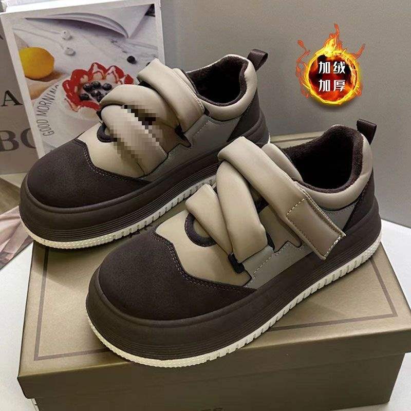 Thick-soled autumn and winter 2025 velvet casual bread shoes women's warm new magic sports board shoes sneakers
