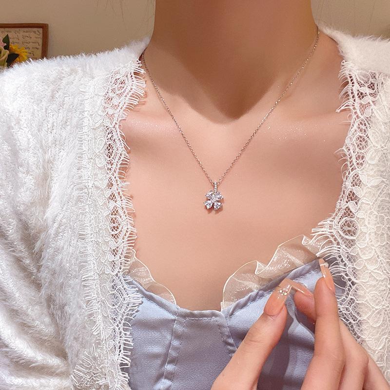 Zircon lucky grass pendant, titanium steel necklace, women s super flash collarbone chain accessories of the same style