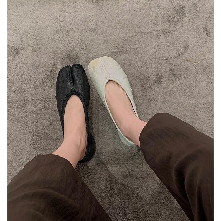 Streng ausgewählte Traubenmutter, der gleiche modische runde Kopf, flacher Ausschnitt, ein Riemen, kleine niedrigabsatzige Schweinsfußschuhe, Zehentrenner, w