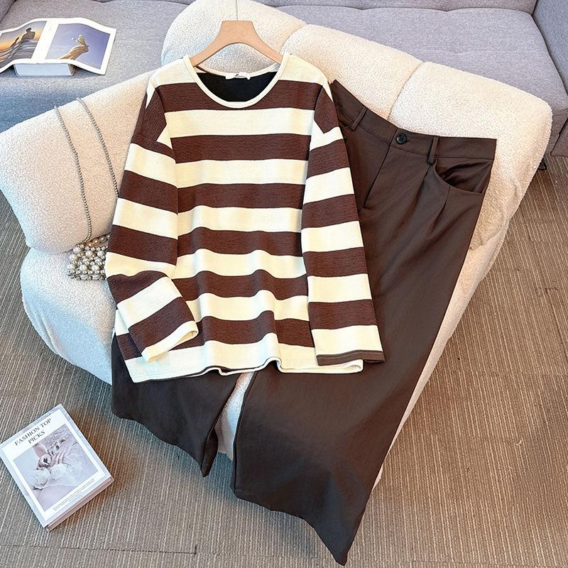 

Новий комплект з двох предметів жіночого одягу великих розмірів для весни та осені, що складається зі смугастих в язаних топів та вільних широких штанів 6XL