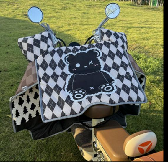 Electric Vehicle Winter Windshield: Flannel Cartoon Style, Fleece-Lined, Thickened, Enlarged for Maximum Warmth (2025 Model)