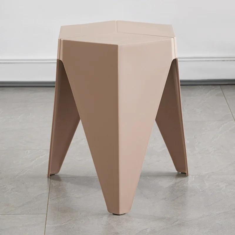 Nordische Kunststoffhocker können gestapelt und mit verdickten Gummihockern aufgestellt werden. Einfache und moderne Esszimmerhocker für den Haushalt