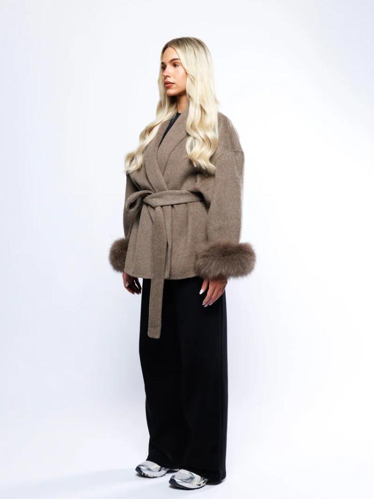 

Жіночий короткий тренч з глибоким V-подібним вирізом, поясом для самостійного зав язування та сірими пухнастими помпонами на манжетах, елегантний повсякденний стиль M