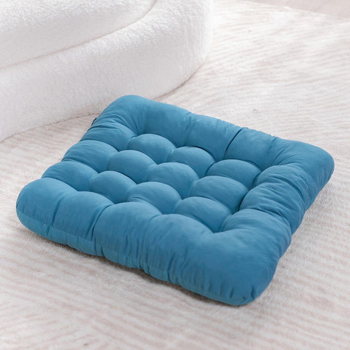A 40cm square cushion, suitable for yoga, reading, and home decoration, as well as for office chairs, gaming chairs, and more. 40x40cm