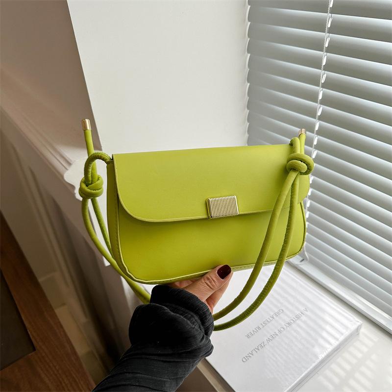 

Новая модная и модная замочная свежая однотонная модная текстура одно плечо подмышка маленькая квадратная женская сумка